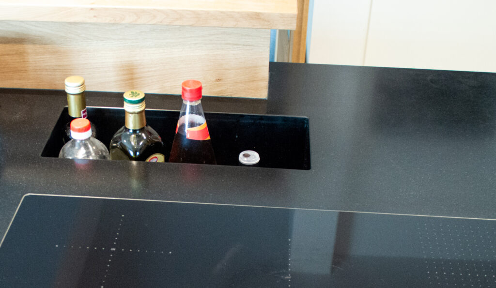 Vertiefung in der Arbeitsplatte der Kücheninsel