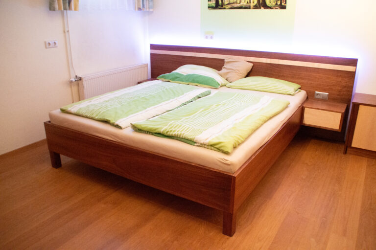 Doppelbett aus Nussholz