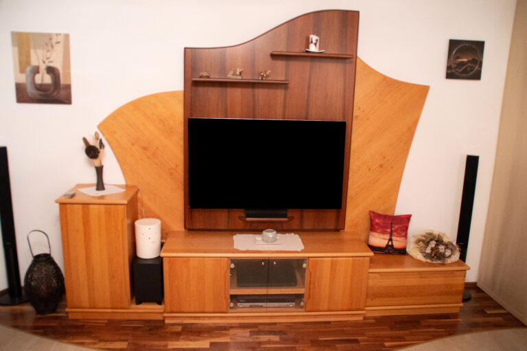 Wohnzimmerverbau aus Erle und Nuss