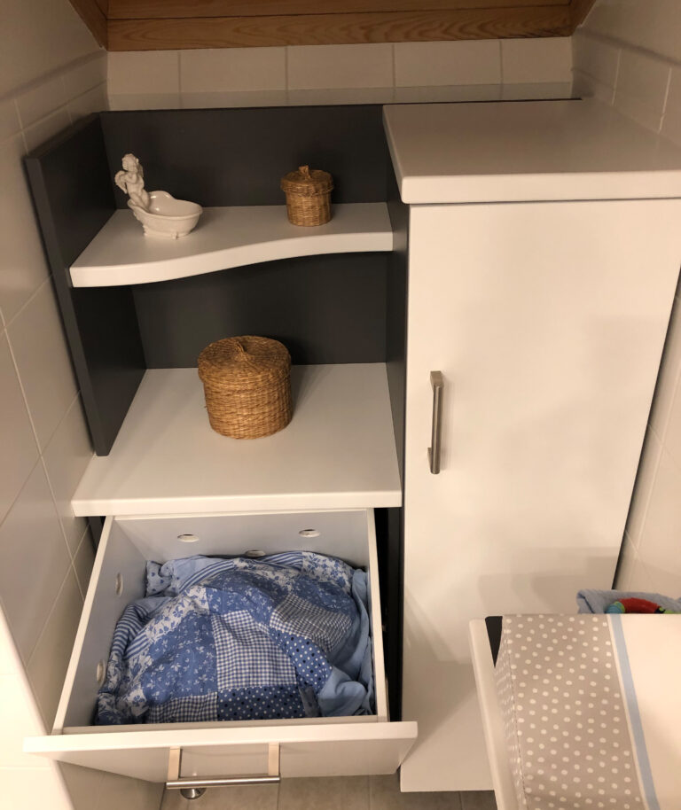 Kasten mit eingebautem Wäschekorb
