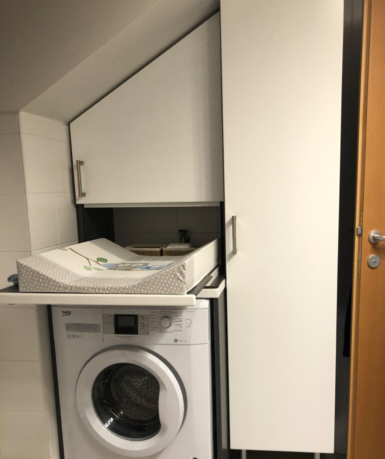 Waschmaschinenverbau mit Wickelablage